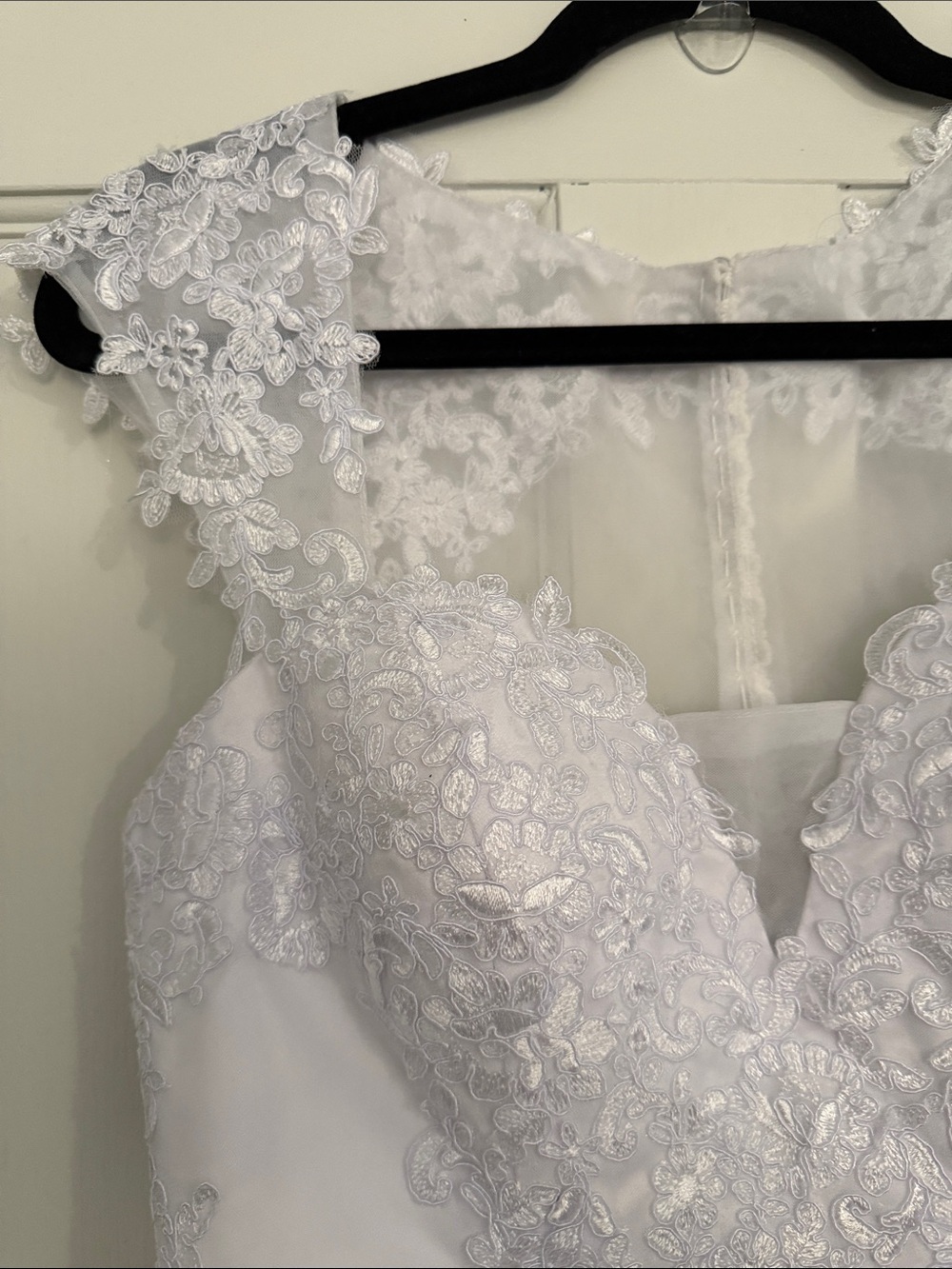 Ivory Lace Mermaid Wedding Dress with Floral Appliqué - Picture 5 of 16